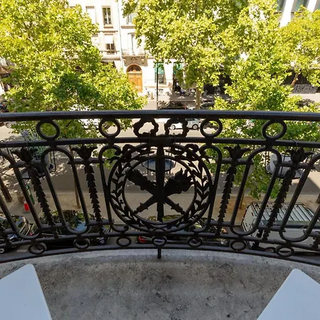 Apartment Arc De Triomphe View - Sleeps 7 - Elegant 1Br - Terrace