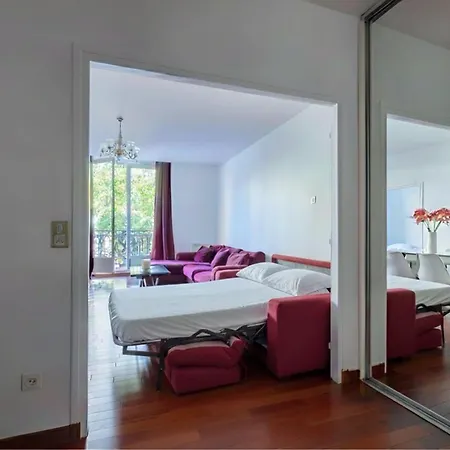 Apartment Arc De Triomphe View - Sleeps 7 - Elegant 1Br - Terrace Paris