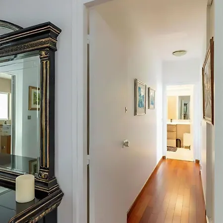 Apartment Arc De Triomphe View - Sleeps 7 - Elegant 1Br - Terrace Paris