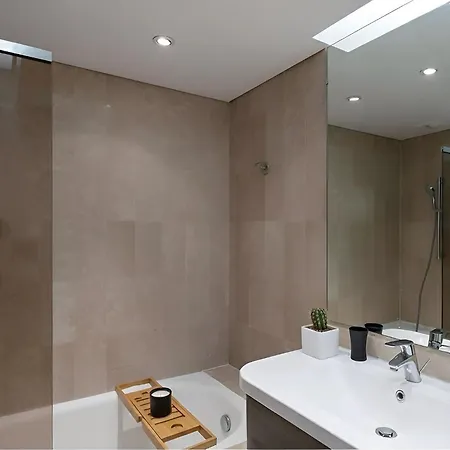 Arc De Triomphe View - Sleeps 7 - Elegant 1Br - Terrace Apartment Paris
