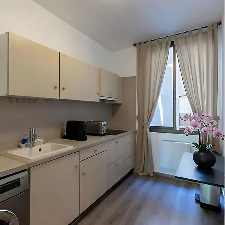 Arc De Triomphe View - Sleeps 7 - Elegant 1Br - Terrace Apartment *