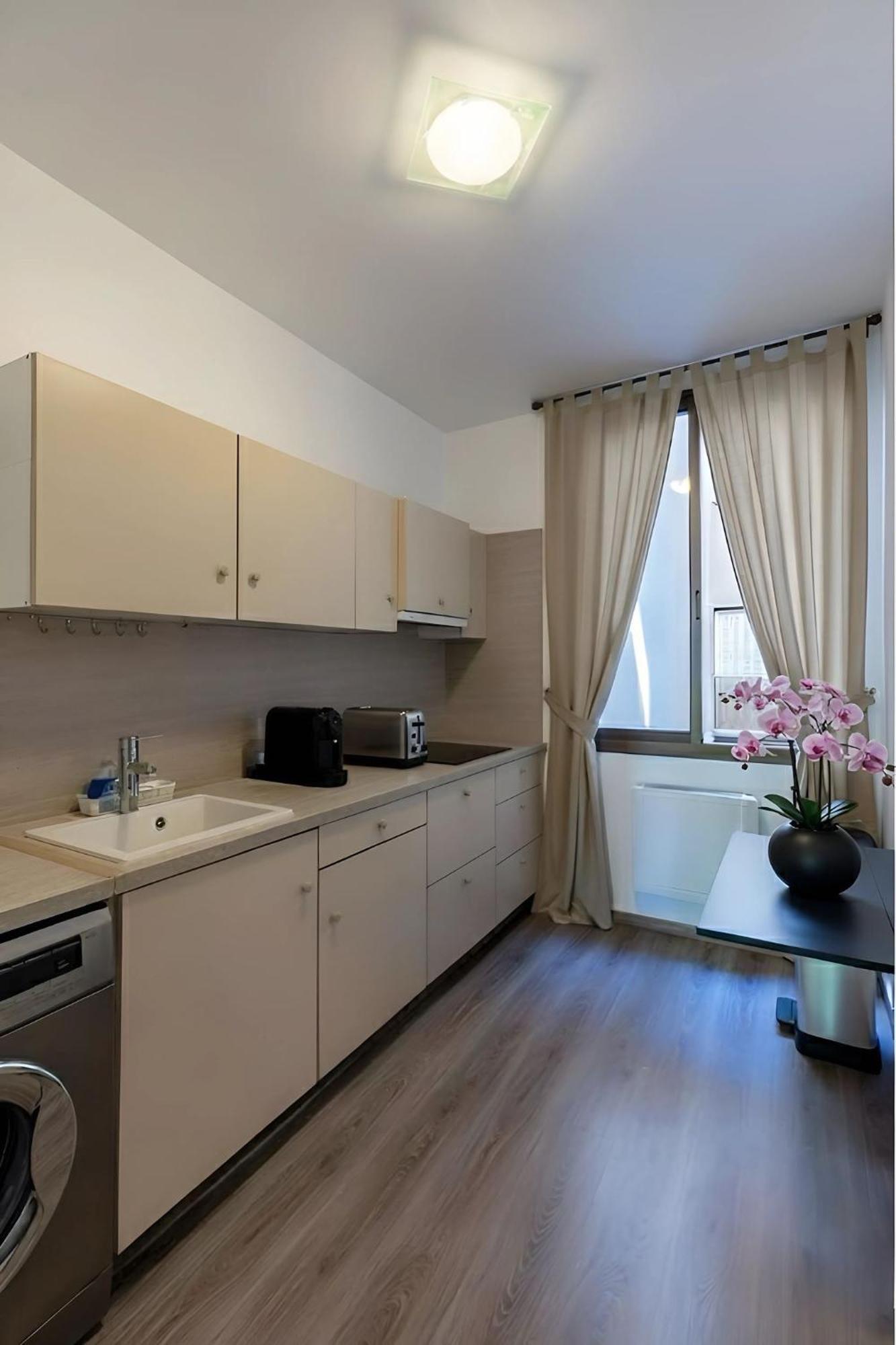 Arc De Triomphe View - Sleeps 7 - Elegant 1Br - Terrace Apartment *
